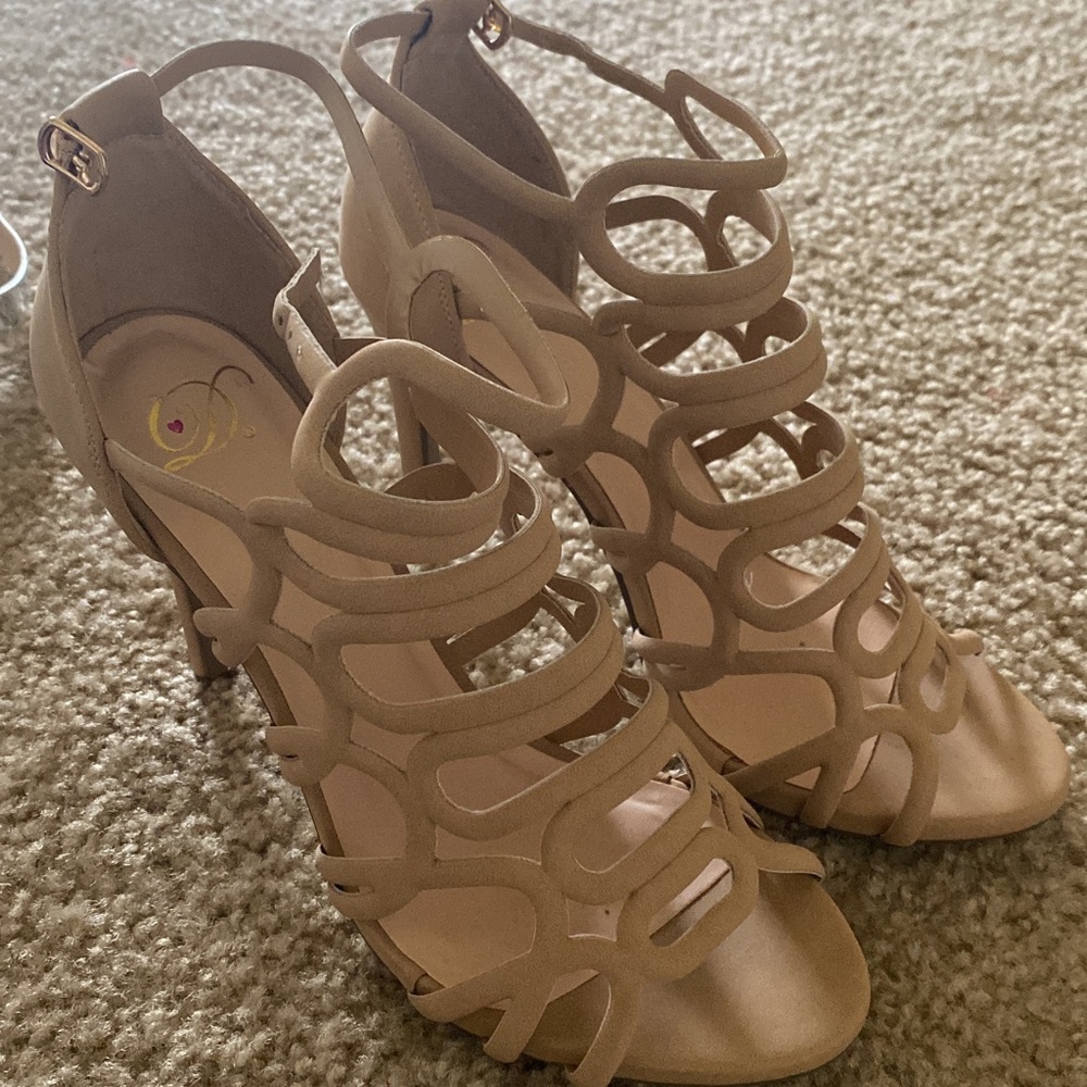 Women shoes color cream. EUC All Man made Material